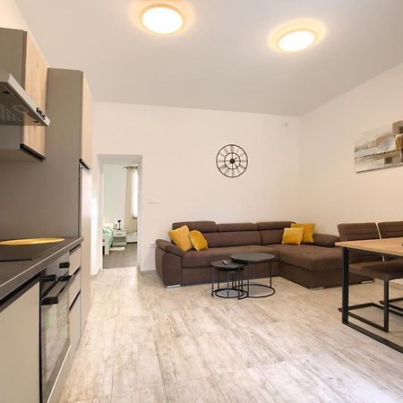 Amphitheater 3+2 Modern Apartment With Terrace, Wifi, Netflix Пула Екстер'єр фото