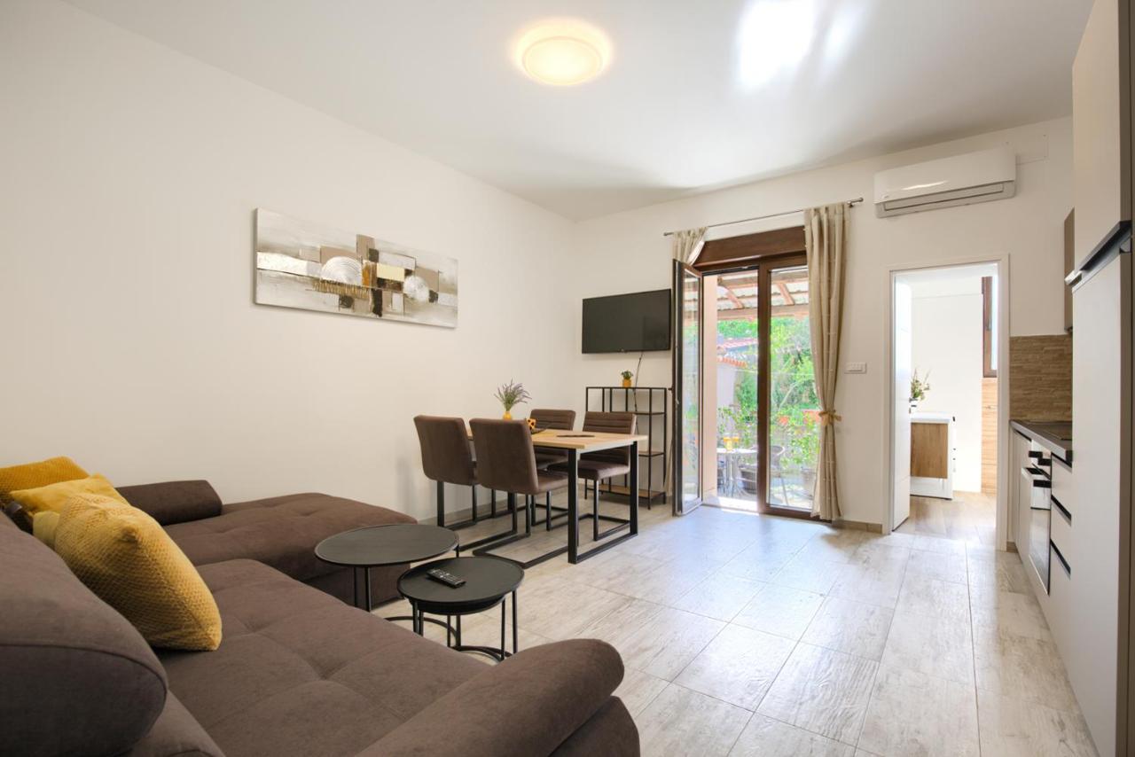 Amphitheater 3+2 Modern Apartment With Terrace, Wifi, Netflix Пула Екстер'єр фото